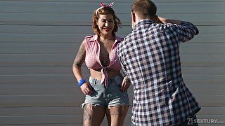 Tattooed slutty MILF Heidi Van Horny gets her tight asshole pounded