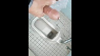 公衆トイレでオナニー射精