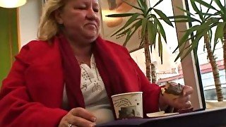 Smart guy picks up huge grandma in the cafe