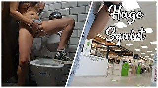 The maximum expression of the clitoris - Public squirting bathroom DIY supermarket