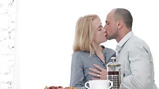 Teen trades breakfast for mind-blowing orgasmic sex with lover