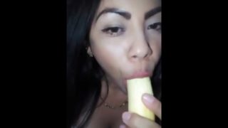 Jovemcita se masturba con un banano