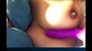 Juega con sus tetas en la webcam