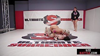 Bigass lez wrestling MILF fingers 21yo pussy during fight