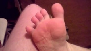 Артем сосет сам себе дрочит ногами лижет ноги self suck autofellatio self footjob