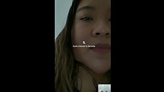 Mi amiga me pide que me masturbe por videollamada y me venga para ella