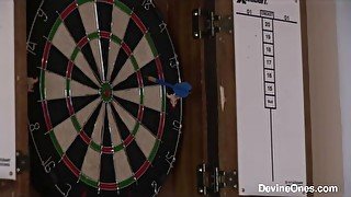 April O'Neal plays darts - Devineones