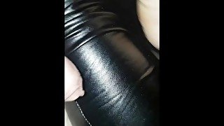 Padrona Darkshine in un footjob con pantaloni di pelle sintetica