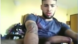 Hot sexy bearded guy jerking off in front of his cam.