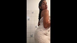 Sexy girl shaking ass - hot amateur girlfriend showing off on camera in towel - real homemade video