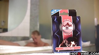 Thick blondie solo play in the hottub