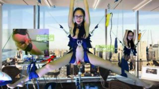 Nerdy camgirl has a mechanical toy drilling her juicy cunt