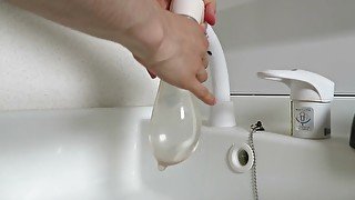 洗面所でコンドームに水を入れたら破裂した