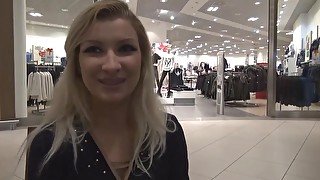 Teeny-Winnie18 - schneller Blowjob mit einem neuen Mann im CundA Store