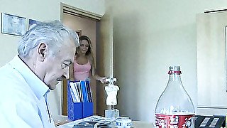 Cleaning lady fucks an Oldje guest