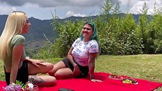 al aire libre, me follo a mi sexy amiga miaviolet8 en público más en mi 0nlyf brendibu01