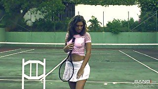 Hannah Hunter strips down so she can masturbate on the tennis court