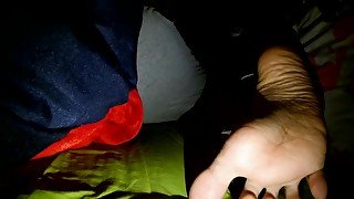 Fantastic Teenage Amateur Feet Got Revealed Underneath The Blanket Late Night