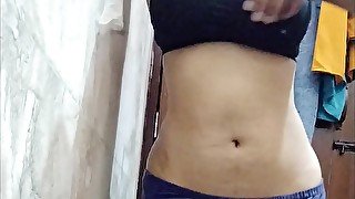 Hot navel show by Punjabi girl at college bathroom