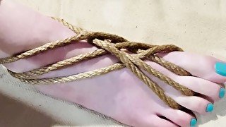 Learning to bind my own feet. 🥰🦶🏼