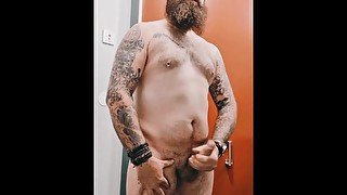 TattooedScottish lets the cum flow at the gym toilet!