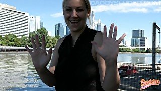 Heimlicher Handjob mitten in Frankfurt! Mega Public mit viel Sperma!!!