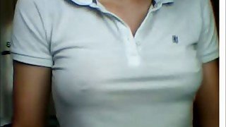 Kinky cam whore pulled up her T-shirt and exposed me her tight big tits