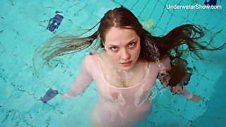 Redhead Simonna Showing Her Body Underwater