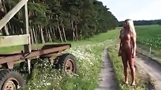 Landarbeiter fickte eine schöne Blondine in einem hohen Platz