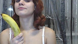 Brunette babe show's her sucking skills on banana