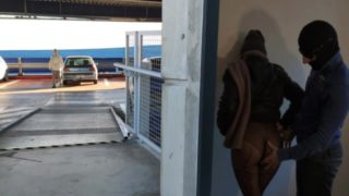 Femme se fait baiser par un inconnu sur le parking, son mari l'attend. Cocu