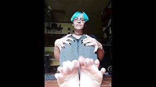 Toe tease in TikTok leggings