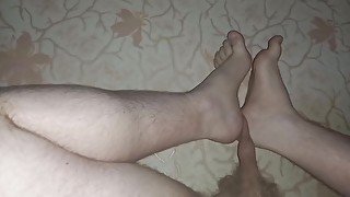 Артем сосет сам себе дрочит ногами лижет ноги self suck autofellatio self footjob