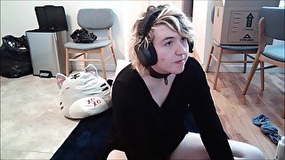 Femboy streaming his anal session with strangers