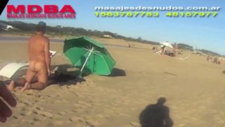 HOMBRE DESNUDO EN PLAYA NUDISTA