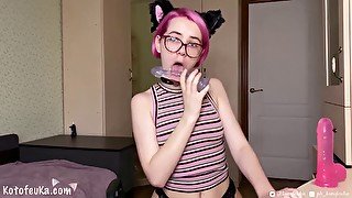 Cute pink-haired babe fellate sex toys in the choker - hot solo