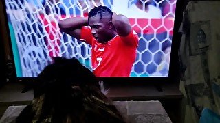 Me lo infila a pecorina mentre guardo una partita dei mondiali in tv. Dialoghi Ita