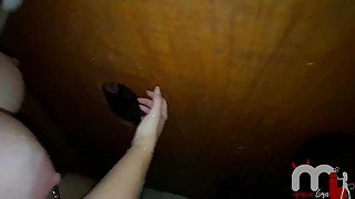 grávida vai no gloryhole transar com desconhecidos enquanto o corno filma.