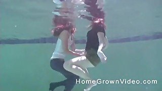 Two kinky lesbians get to finger one another in the pool