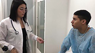 Doctora de enorme culo ayuda a su paciente con su problema de erección - en español