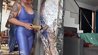 アルミニウムマミーで呼吸制御&ヴィーナス2000！手コキ！Aluminum Foil Duct Tape Mummification, Rubber Mask and Pink Zentai Suit