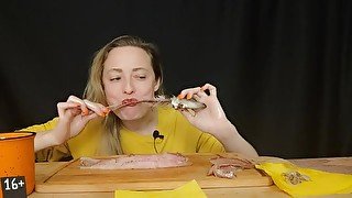 СОБЛАЗНЮ И РАССЛАБЛЮ: селедка  asmr  mukbang  먹방