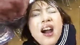 Bukkake juteux sur une etudiante japonaise sexy