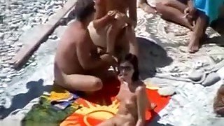 Il tripote une nana a la plage devant Step son epouse