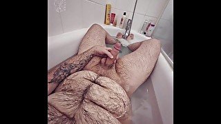 I jerk off in the bathtub and cum on my bear belly