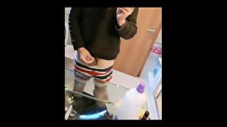 Hot guy jerks off moaning in the mirror