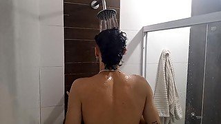 JOVEN LATINO SE DUCHA MIRA LO QUE PASA...