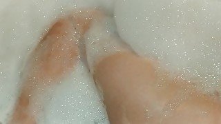 Lover to take a bath and play with her pussy))