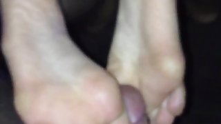 GF gives sexy Footjob