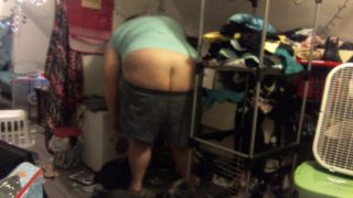 fat white girl buttcrack folding clothes